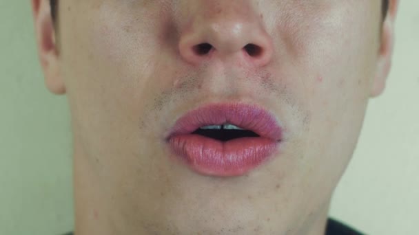 Young man sing song pronounce sounds in front camera. Open mouth. Teeth. Speak — Stock Video