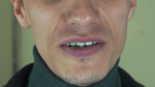 Homme adulte avec soies chantant la chanson devant la caméra. La bouche. Des dents. Émotions . — Video