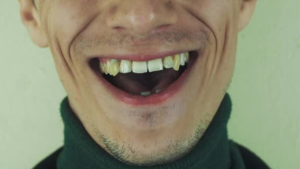Ενήλικα άνδρα προφέρει τις λέξεις σε μπροστινή κάμερα. Στόμα. Τα δόντια. Τρίχα. Παίξτε το ape — Αρχείο Βίντεο