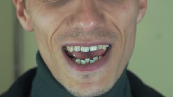 Ενήλικα άνδρα με γουρουνότριχα τραγουδούν το τραγούδι στην μπροστινή κάμερα. Ανοιχτό το στόμα. Λευκά δόντια. Χαμόγελο — Αρχείο Βίντεο
