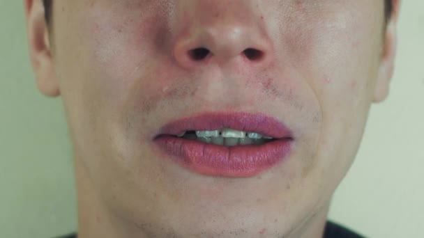 Un joven pronuncia palabras delante de la cámara. Abre la boca. Dientes blancos . — Vídeos de Stock