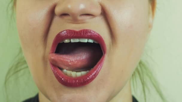 Femme avec pommade rouge chanter chanson devant la caméra. La bouche. Des dents. Le visage. Émotion — Video