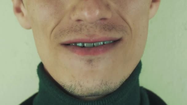 Mężczyzna zdecydowanie wymowy słów w przednią kamerę. Usta. Zęby. Śmiech. Włosia. — Wideo stockowe
