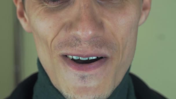 Homme adulte avec soies chanter chanson devant la caméra. La bouche ouverte. Des dents blanches. Rire. — Video