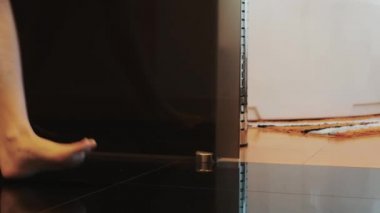 Kız görünümünü zarif yürüyeyim banyo ve oturmak için banyo üzerinde. Seksi çıplak bacaklar.