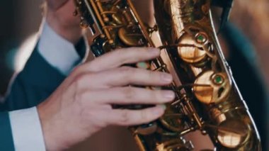 Ceketimi oyun üzerinde altın saksafon saksofoncu. Canlı performans. Caz