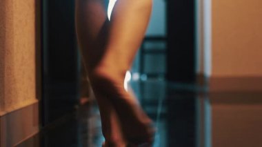 Kadın yürüyüş banyo daire görünümünü. Seksi çıplak bacaklar. Kat. Yürüyüş