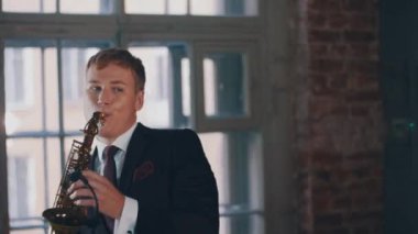 Ceketimi oyun üzerinde altın saksafon saksofoncu. Canlı performans. Caz