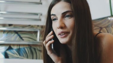 Esmer çekici kız banyoda telefonda konuşan portresi. Makyaj.