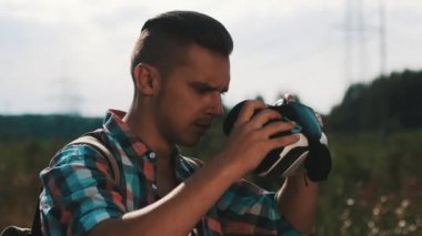 Sanal gerçeklik gözlüğü ne zaman arıyor sayılsa da sırt çantası olan çocuk. Komik. Yaz güneşli gün