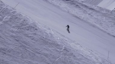 Kayak Merkezi. Snowboard binmek yamacında. Hız. Sprey. AK dağlar. Güneşli gün