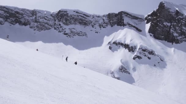 Landschaft aus schneebedeckten Bergen an sonnigen Tagen. Skigebiet. Snowboarder am Hang.