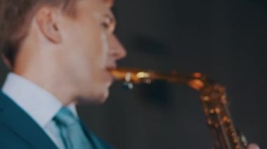 Saksafoncu altın saksafon üzerinde akşam yemeği ceket oyun. Performans. Caz sanatçısı