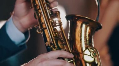 Altın saksafon çalma saksofoncu. Canlı performans. Caz sanatçısı. Sahne ışıkları