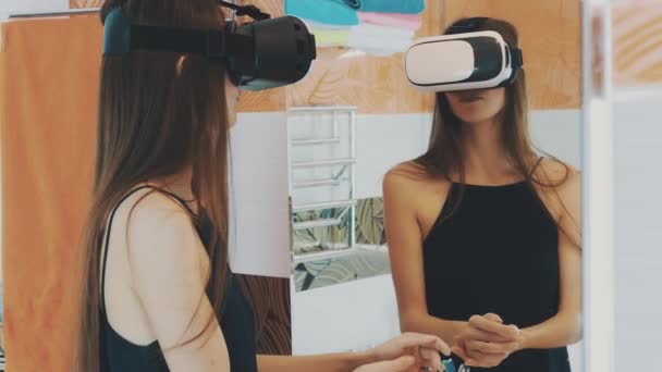 Kız sanal gerçeklik gözlükleri ile banyoda ayna önünde kendine bakmak — Stok video