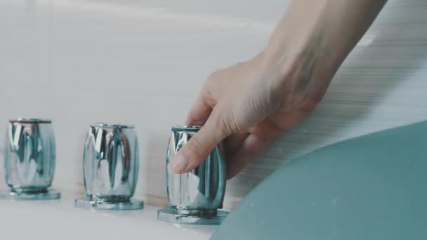 Dívka otevírající kov zářící kohoutek vany v koupelně. Vody. Hygieny — Stock video