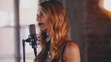 Konser mikrofonunda sahnede performans ile Pretty caz vokalist. Parlak makyaj