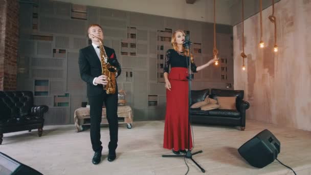 Jazz duet op het podium. Saxofonist en zanger. Retro stijl jurk. Prestaties — Stockvideo