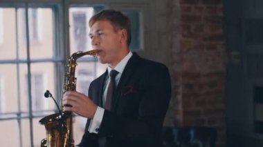 Ceketimi oyun üzerinde altın saksafon saksofoncu. Canlı performans. Caz