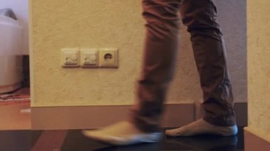 Kahverengi pantolon yürüyüş banyoya erkekte görünümünü oturmak daire küvette.