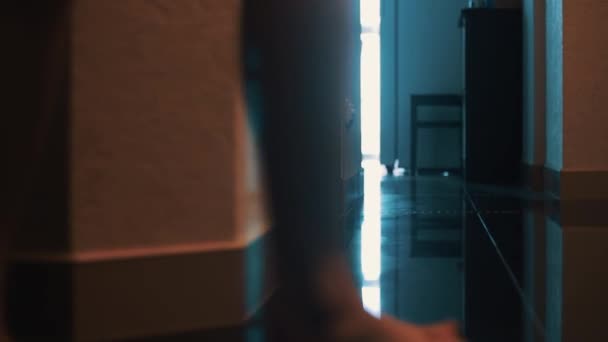 Widok z kobieta spaceru w łazienka w apartamencie. Nogi. Piętrze. Spacery — Wideo stockowe