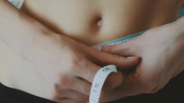 Slim κορίτσι μέτρο waistline με μετροταινία. Σχήμα. Σχήμα. Λεπτότητα. Έλεγχος — Αρχείο Βίντεο