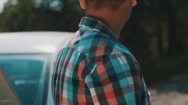 Kırık araba Road, kal çocuk. Yardım bekliyor. Harita arabaya koy. Sorun.