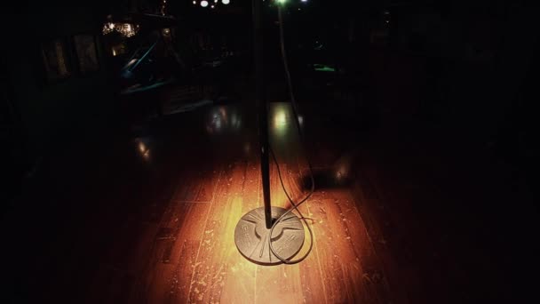 Концертный винтажный металлический микрофон остается на сцене в закрытом баре под прицелом . — стоковое видео
