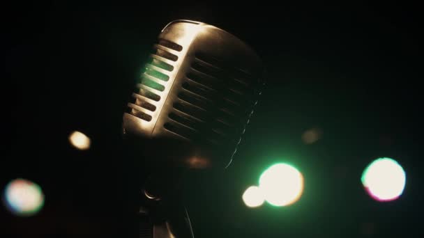 Concert metalen glitter microfoon staan op het podium in retro club. Groene schijnwerpers. — Stockvideo
