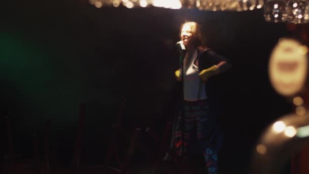 Scrubwoman zpívat na pódiu v mikrofon pod reflektor. Výkřik. Protřepejte vlasy — Stock video