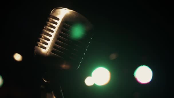 Concert metalen glans microfoon staan op het podium in retro club. Groene schijnwerpers. — Stockvideo