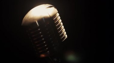 Konser vintage mikrofon görünümünü döndürmek sahnede spot altında boş kulübü