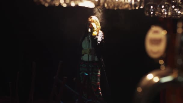 Scrubwoman στα γάντια τραγουδήσει στη σκηνή σε vintage μικρόφωνο κάτω από τα φώτα της δημοσιότητας. Χορός. — Αρχείο Βίντεο