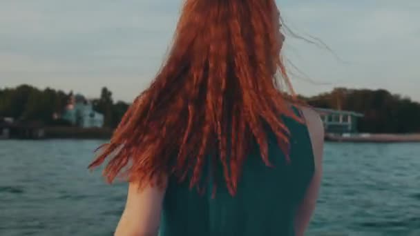 Cheveux roux fille heureuse en bateau à moteur. Bonne soirée d'été. Divertissement. Paysages — Video