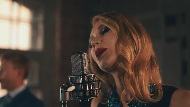 Vocalista con labios rojos actuar en el escenario en el micrófono de concierto. Estilo retro . — Vídeos de Stock