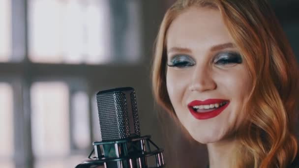 Jazz vocalist with make up perform on stage at concert microphone. Red lips — Stock video