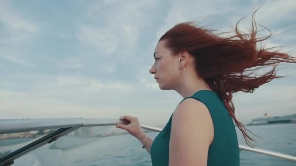 モーターボートのドレスを着た赤い髪の女の子。美しい夏の夜。風。ロマンチック — ストック動画