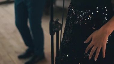Caz vokalisti, müzisyenle sahnede performans sergileyen parlayan siyah elbiseli. Şarkıcı.