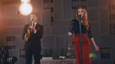 Caz düet sahnede gerçekleştirmek. Saksafoncu. Retro tarzda vokalist. Müzik