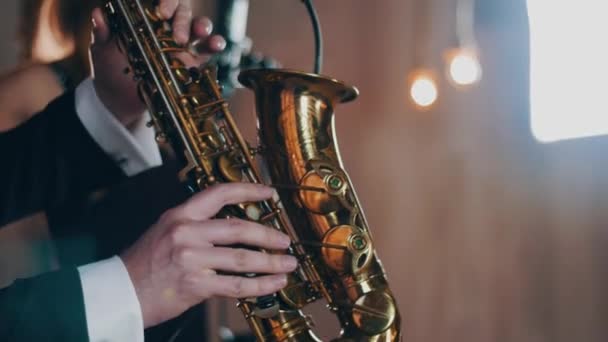 Saxofonista jogar no saxofone dourado. Artista de jazz. Músico profissional — Vídeo de Stock