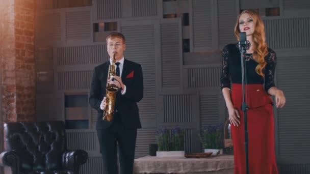 Jazz duet presteert op het podium. Saxofonist en zanger. Retro stijl. Muzikanten — Stockvideo