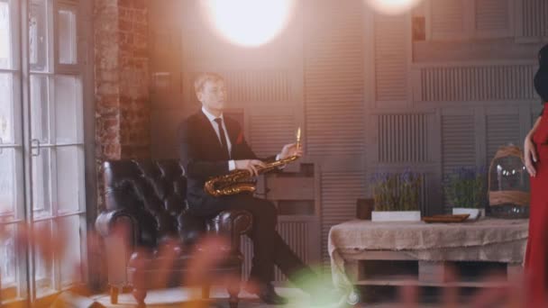 Jazz duet op het podium. Saxofonist in de stoel. Zanger in retro stijl jurk artiesten. — Stockvideo
