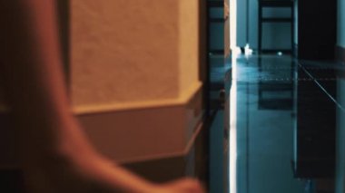 Kadın görünümünü zarif apartman dairesinde banyoda yürümek. Seksi bacaklar. Kat. Yürüyüş