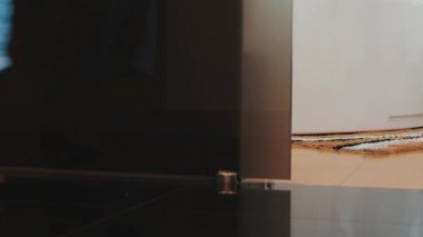 Bornoz kız görünümünü banyoya sessizce yürümek ve banyo üzerinde otur.