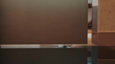 Kadın yürüyüş için banyo lavabo için geldim. Küçük halı. Çıplak bacaklar. Daire. Ana sayfa