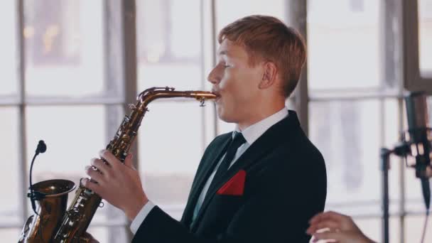 Jazzduett på scen. Saxofonist. Attraktiv sångare på mikrofonen. Musik. — Stockvideo