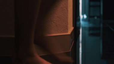 Kadın yürüyüş banyo daire görünümünü. Seksi yürüyüş. Kat. Yürüyüş