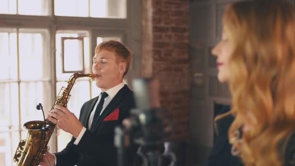 Vocalista de jazz se apresentar no palco com saxofonista em jaqueta. Clique nos dedos — Vídeo de Stock