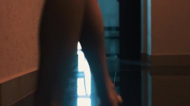 Kadın görünümü zarif banyo ve açık kapı yürümek. Seksi çıplak bacaklar. Kat.