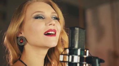 Mikrofonda kırmızı dudaklı vokalist portresi sahne. Retro tarzı. Zerafet